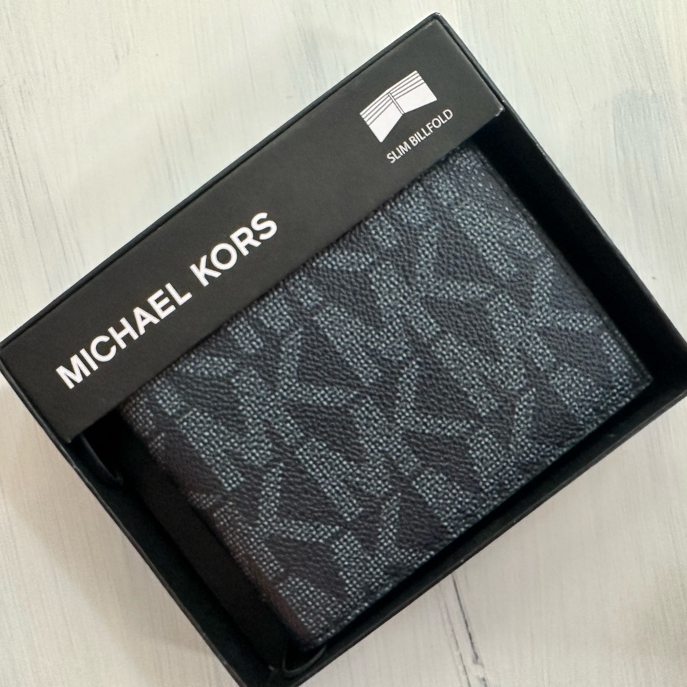 NWT NIB Michael Kors Jet Set Slim Bifold Wallet.